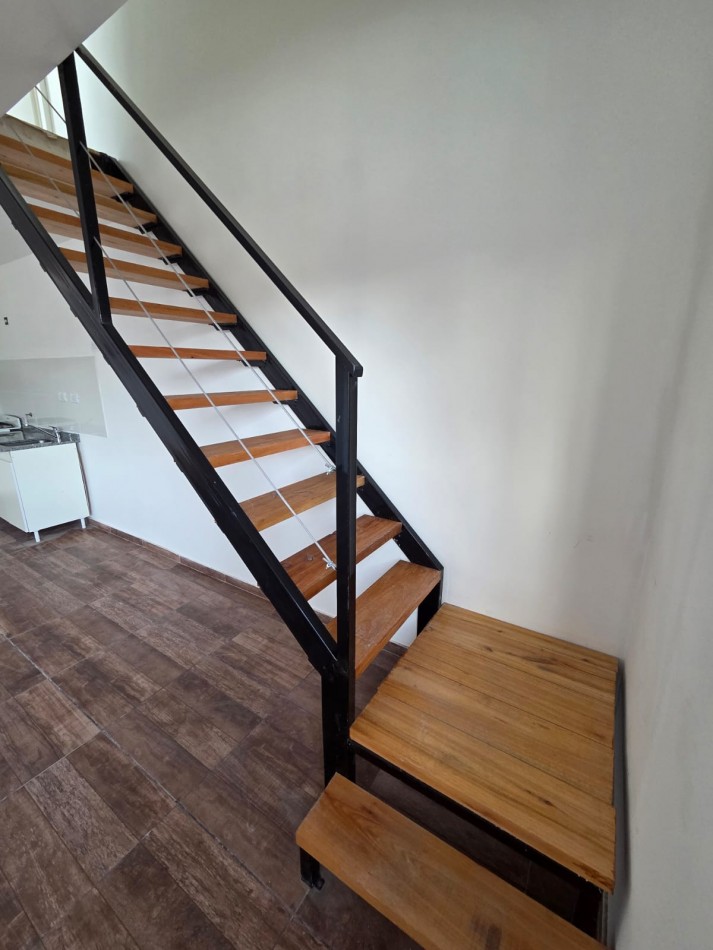 P.H. tres ambientes frente a Estrenar, primer piso por escalera. Zona: Don Bosco