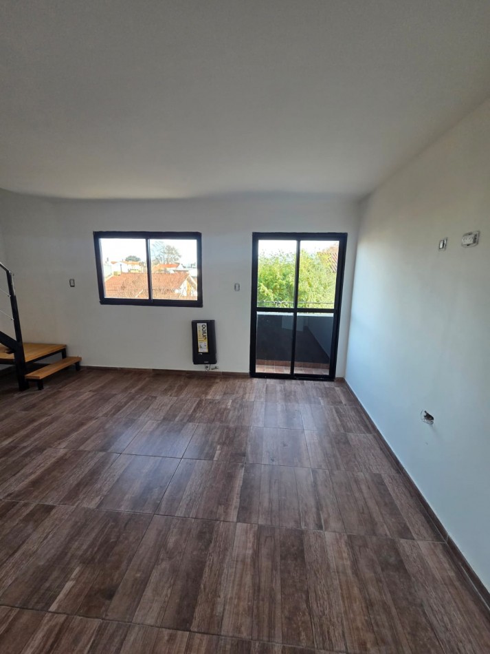 P.H. tres ambientes frente a Estrenar, primer piso por escalera. Zona: Don Bosco