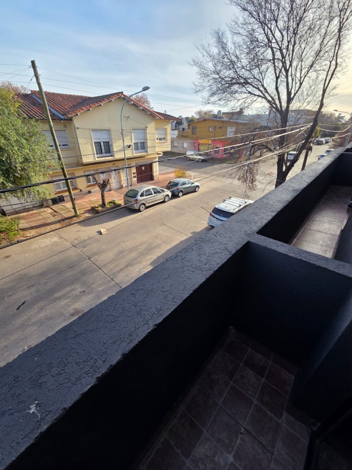 P.H. tres ambientes frente a Estrenar, primer piso por escalera. Zona: Don Bosco
