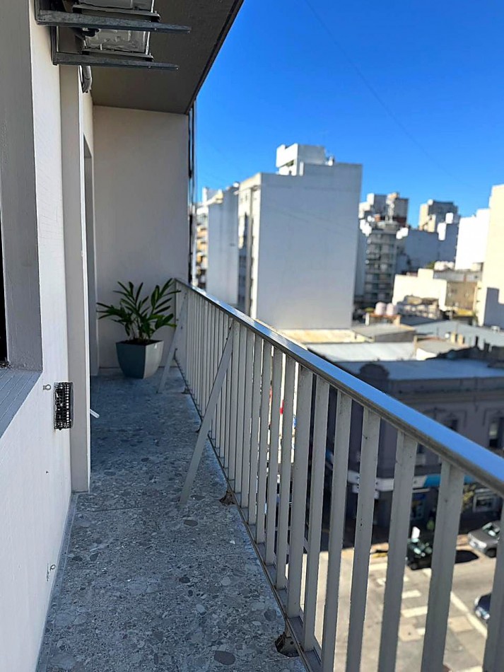 Departamento tres ambientes a la calle con balcon corrido. Reciclado y amoblado.