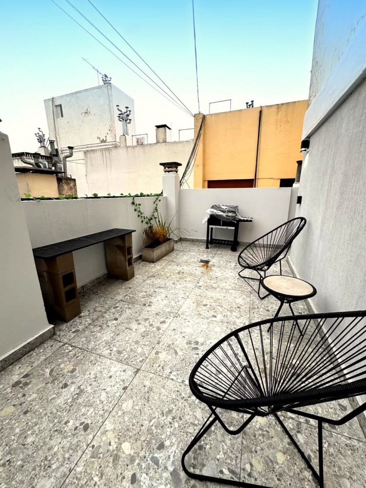 Departamento dos ambientes a la calle con dos terrazas propias. Reciclado y amoblado. Zona: Vieja Termminal