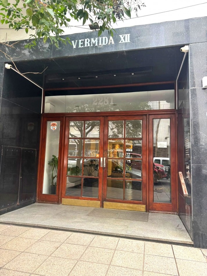 Departamento dos ambientes a la calle. Reciclado y amoblado.