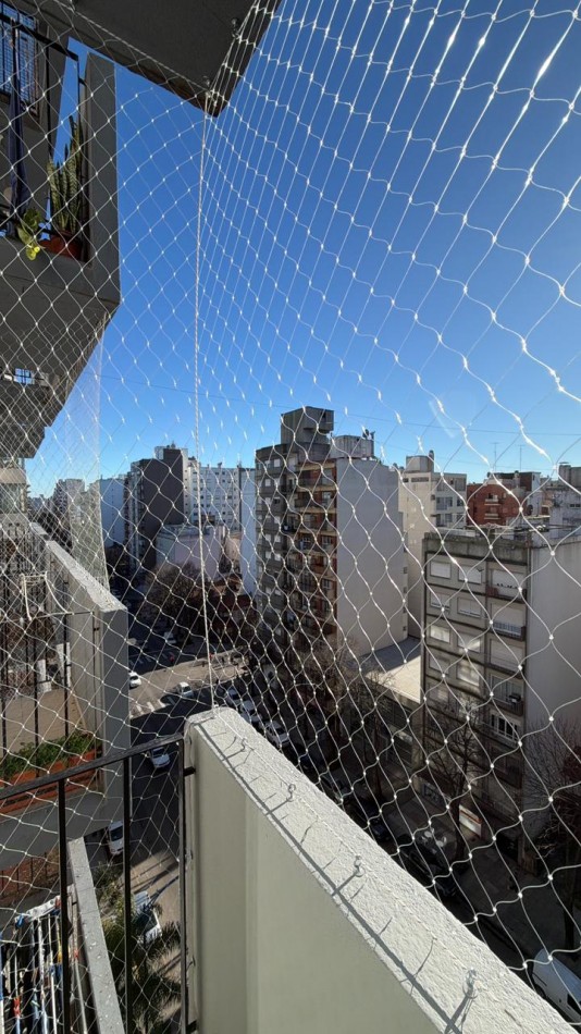 Departamento una ambiente a la calle con balcon saliente. Reciclado y amoblado.