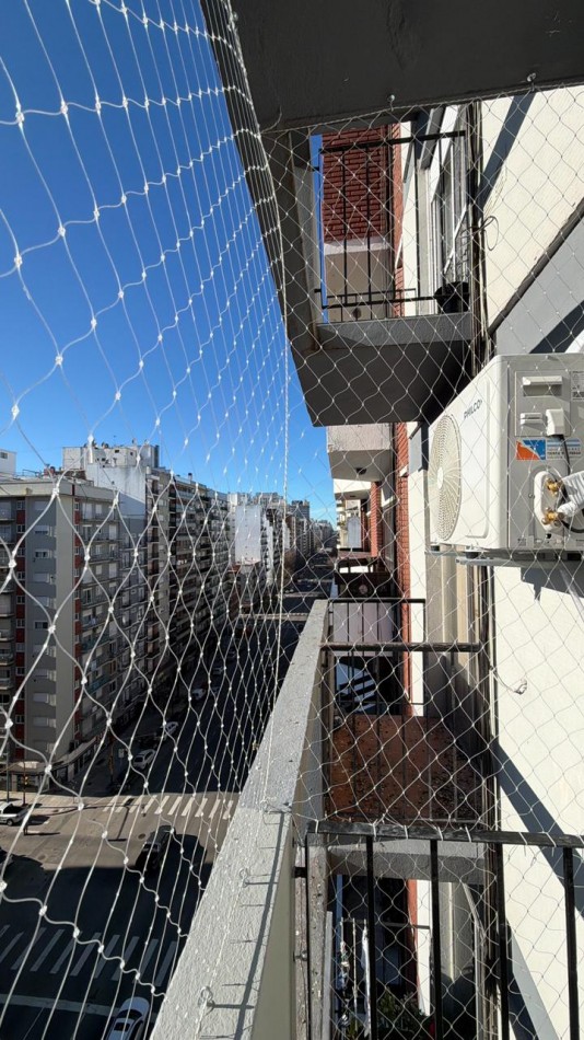 Departamento una ambiente a la calle con balcon saliente. Reciclado y amoblado.