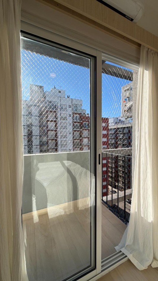 Departamento una ambiente a la calle con balcon saliente. Reciclado y amoblado.