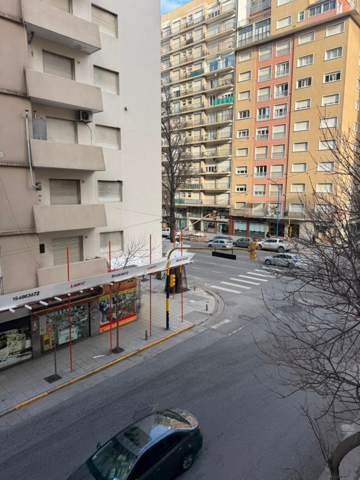 Departamento dos ambientes con dependencia a la calle con balcon saliente. Reciclado y amoblado. Plaza Colon