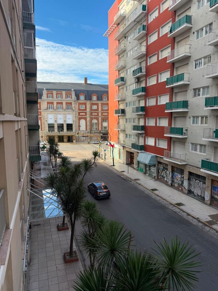 Departamento dos ambientes con dependencia a la calle con balcon saliente. Reciclado y amoblado. Plaza Colon