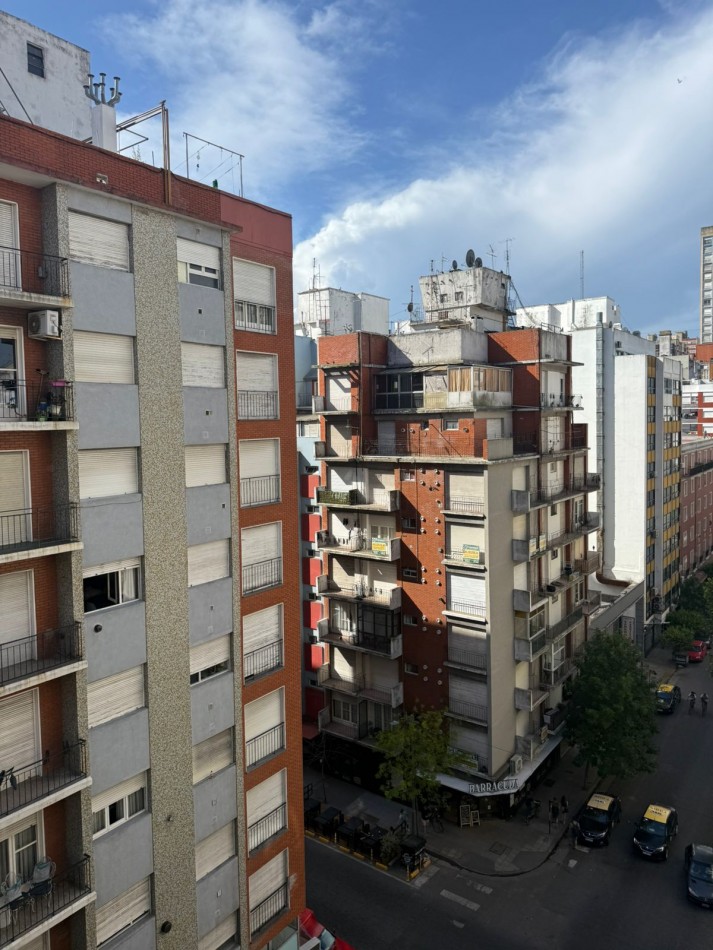 Departamento un ambiente desplazado a la calle con balcon saliente. Reciclado y amoblado. Zona: Centro