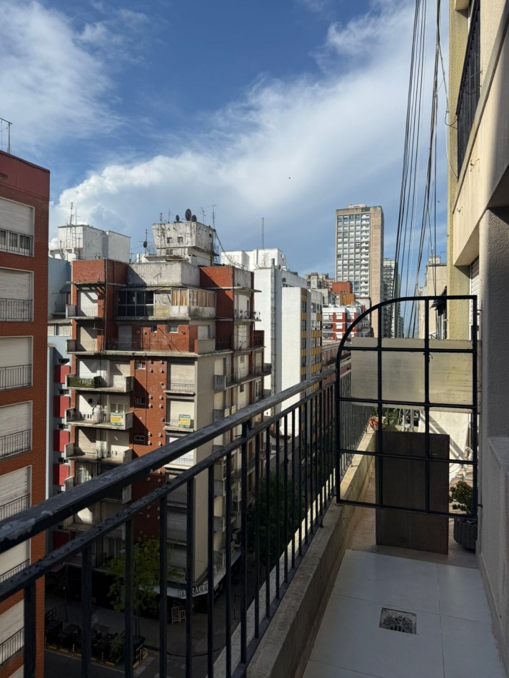 Departamento un ambiente desplazado a la calle con balcon saliente. Reciclado y amoblado. Zona: Centro