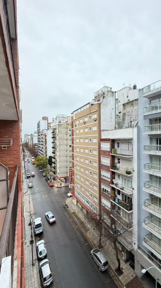 Departamento tres ambientes acon balcon saliente a la calle. Reciclado y amoblado.