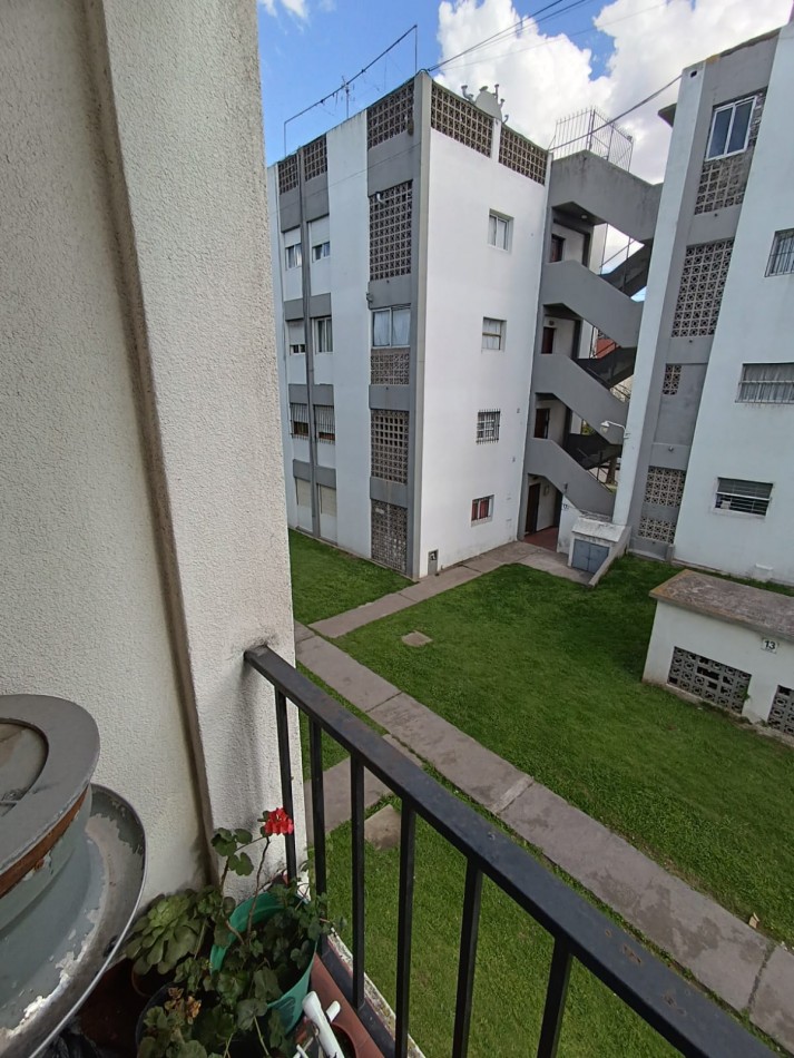 Departamento tres ambientes externo, primer piso por escalera con balcon saliente.