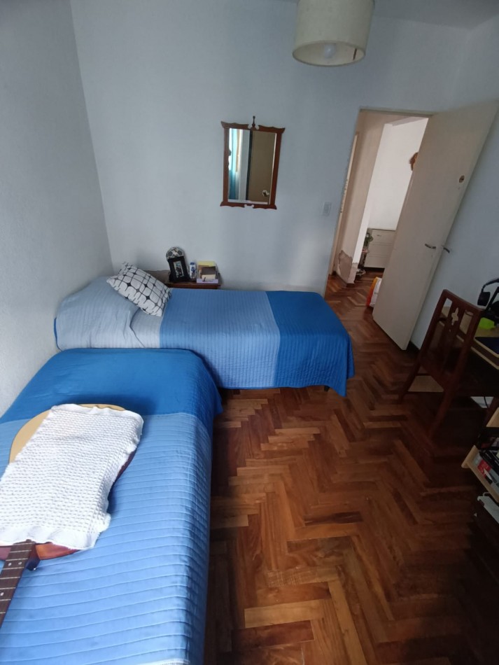 Departamento tres ambientes externo, primer piso por escalera con balcon saliente.