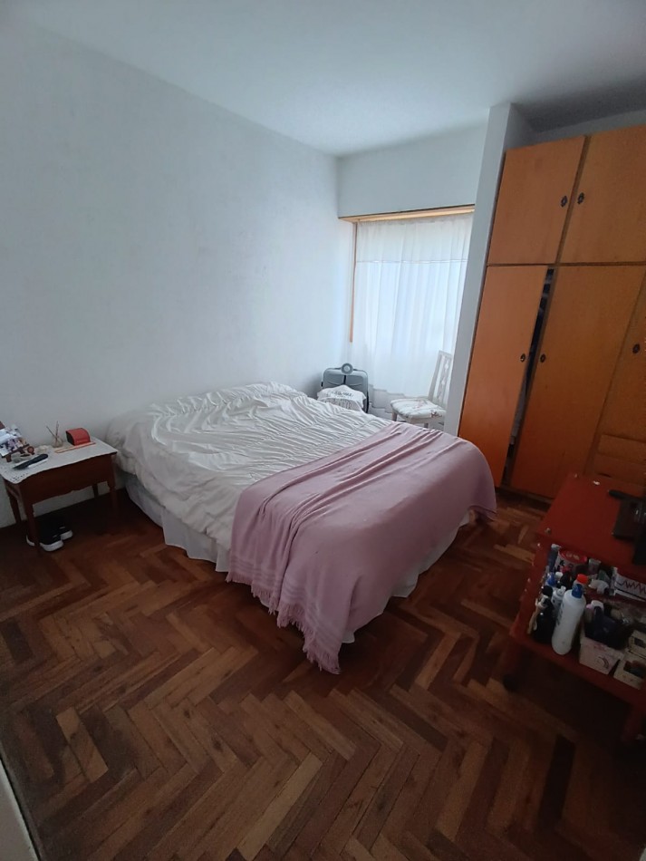 Departamento tres ambientes externo, primer piso por escalera con balcon saliente.