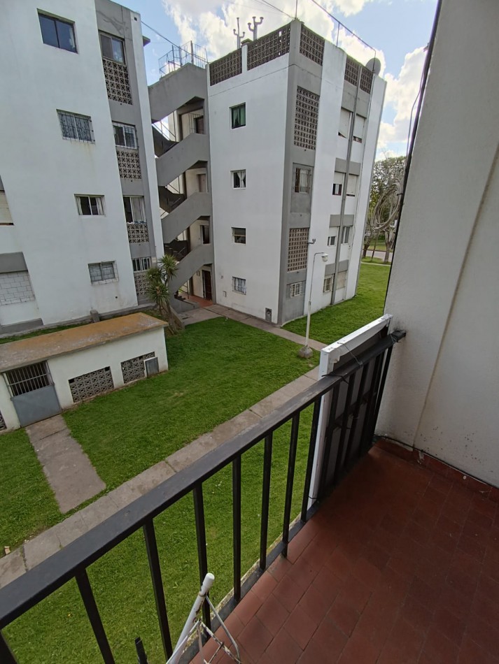 Departamento tres ambientes externo, primer piso por escalera con balcon saliente.