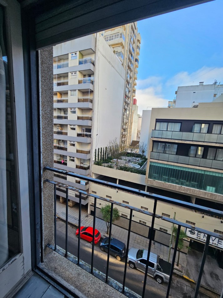 Departamento un ambiente a la calle con balcon saliente. Muy buen estado. Zona: Guemes