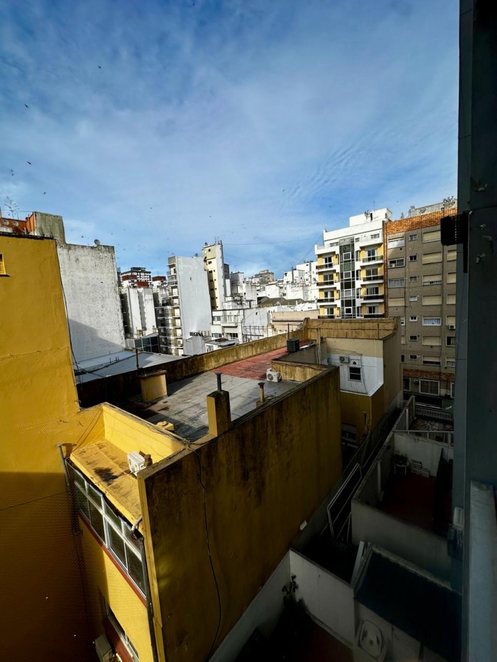 DEPARTAMENTO DOS AMBIENTES AL CONTRAFRENTE ABIERTO CON BALCON. RECICLADO Y AMOBLADO. CENTRO