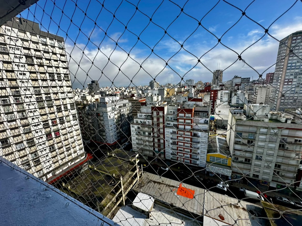Departamento dos ambientes con cochera. Reciclado y amoblado. Peatonal San Martin