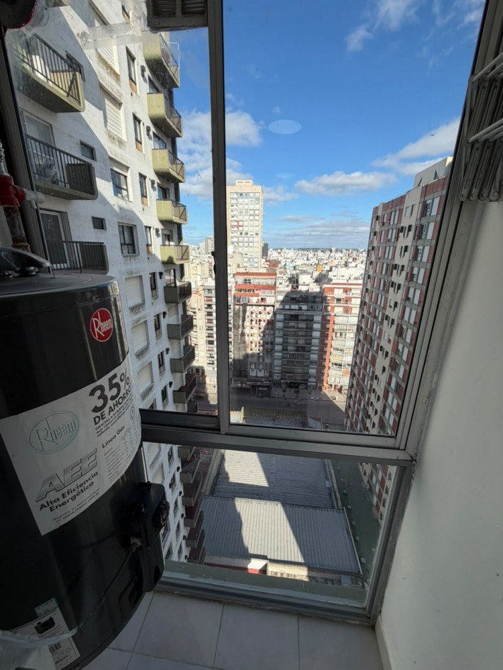 Departamento dos ambientes con balcon saliente y cista panoramica. Cochera. Zona: Punta Iglesia