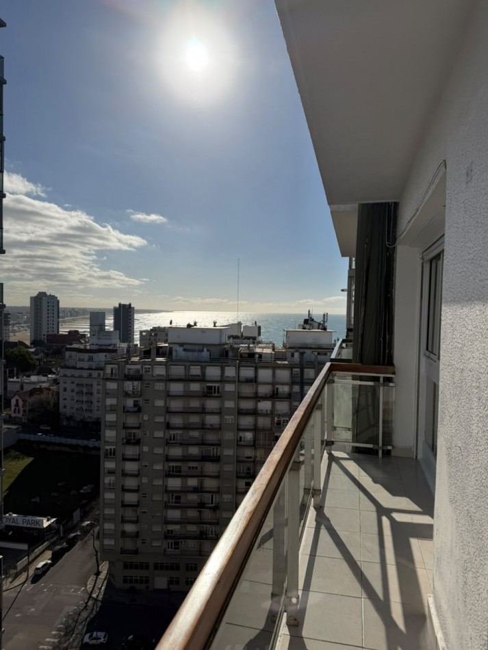 Departamento dos ambientes con balcon saliente y cista panoramica. Cochera. Zona: Punta Iglesia
