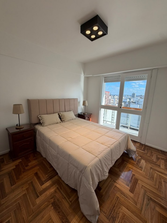Departamento dos ambientes con balcon saliente y cista panoramica. Cochera. Zona: Punta Iglesia
