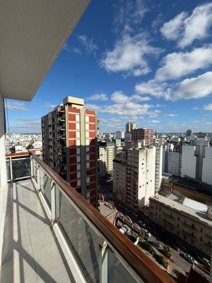 Departamento dos ambientes con balcon saliente y cista panoramica. Cochera. Zona: Punta Iglesia