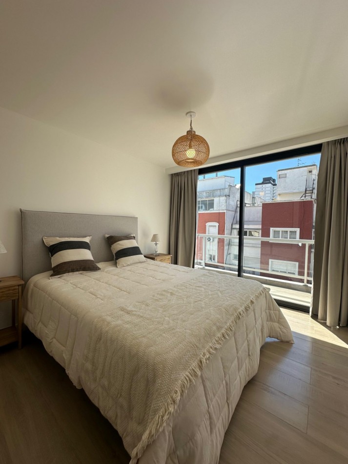 Departamento dos ambientes nuevo a la calle con balcon saliente y vista lateral al mar. Zona: Plaza Colon