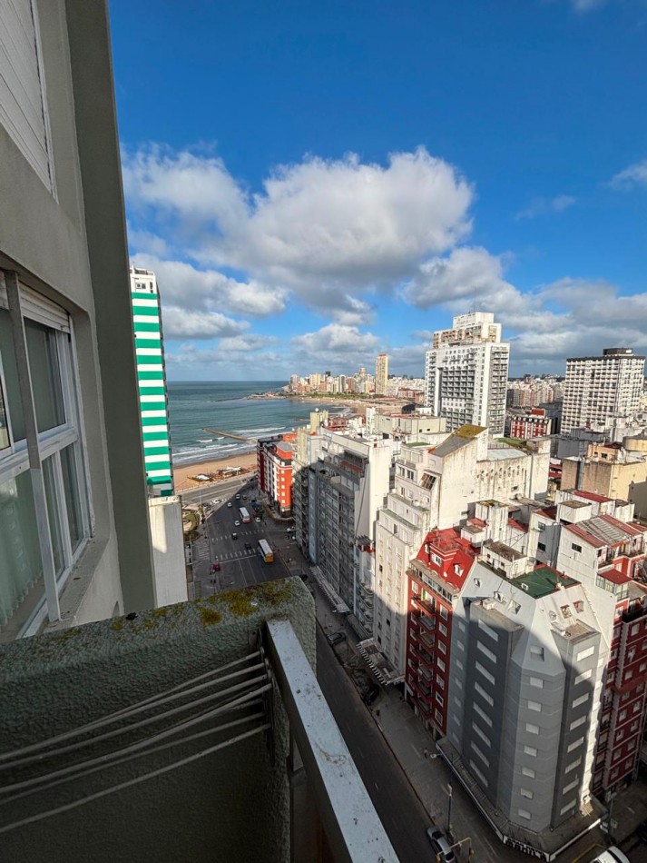 Departamento tres ambientes a la calle con balcon salinete y vista al mar. Reciclado y amoblado