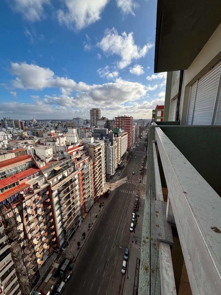 Departamento tres ambientes a la calle con balcon salinete y vista al mar. Reciclado y amoblado