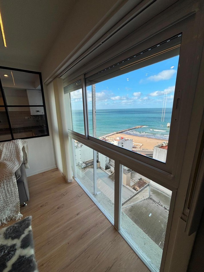 Departamento tres ambientes a la calle con balcon salinete y vista al mar. Reciclado y amoblado