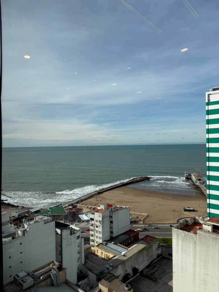 Departamento tres ambientes con cochera a la calle con balcon saliente y vista al mar. Reciclado y amoblado. Punta Iglesia