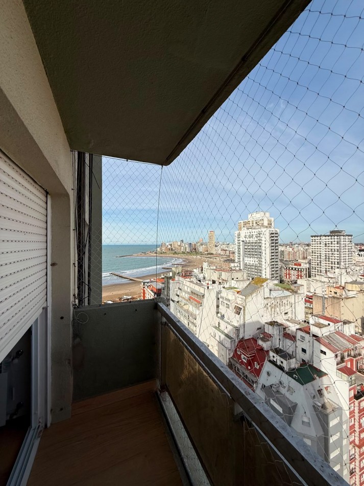 Departamento tres ambientes con cochera a la calle con balcon saliente y vista al mar. Reciclado y amoblado. Punta Iglesia