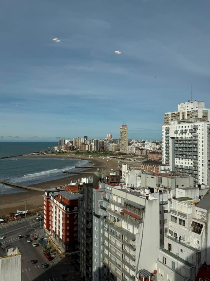 Departamento tres ambientes con cochera a la calle con balcon saliente y vista al mar. Reciclado y amoblado. Punta Iglesia