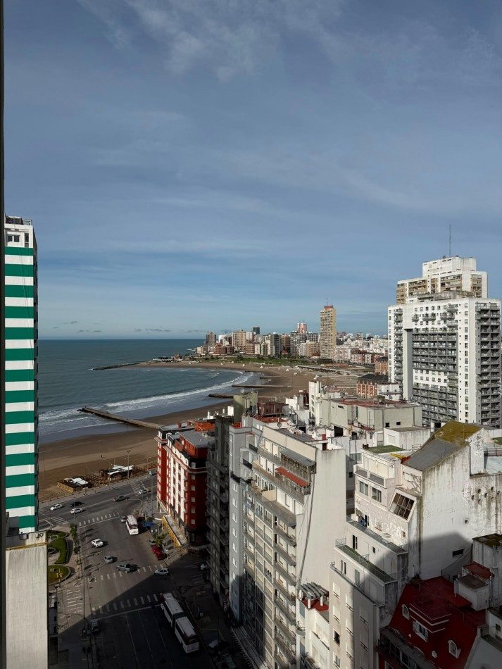 Departamento tres ambientes con cochera a la calle con balcon saliente y vista al mar. Reciclado y amoblado. Punta Iglesia