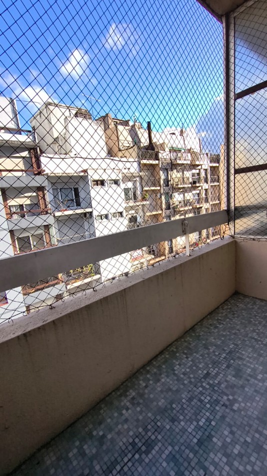 Departamento un ambiente a la calle con balcon saliente. Impecable estado. Amoblado