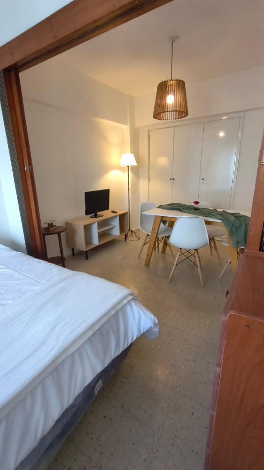 Departamento un ambiente a la calle con balcon saliente. Impecable estado. Amoblado