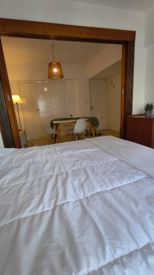 Departamento un ambiente a la calle con balcon saliente. Impecable estado. Amoblado