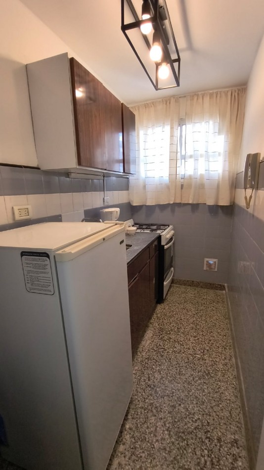 Departamento un ambiente a la calle con balcon saliente. Impecable estado. Amoblado