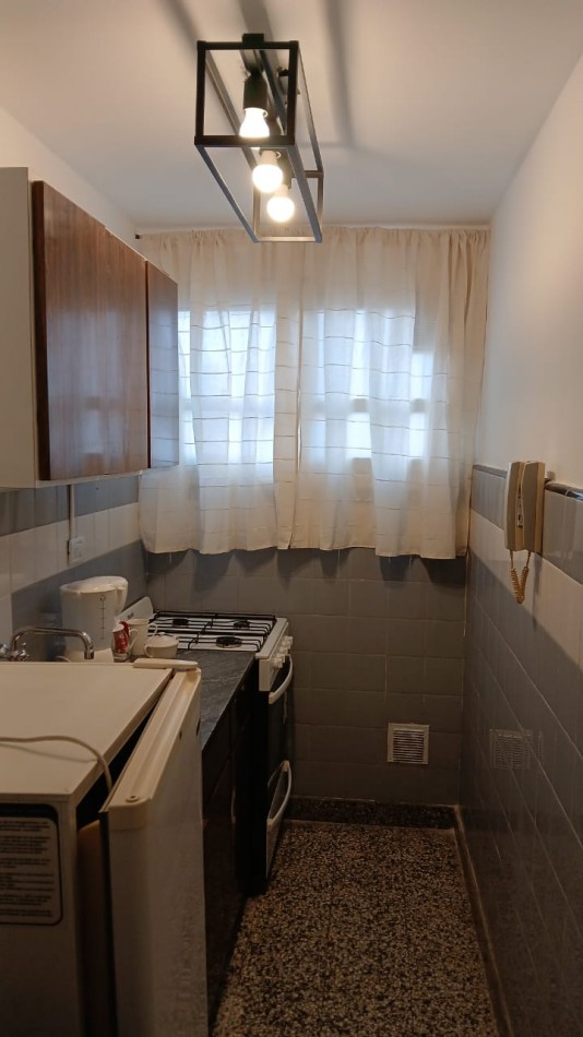 Departamento un ambiente a la calle con balcon saliente. Impecable estado. Amoblado