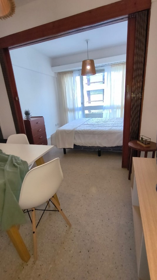 Departamento un ambiente a la calle con balcon saliente. Impecable estado. Amoblado