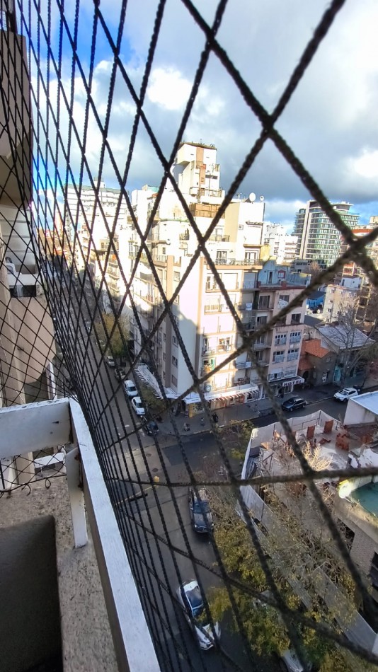 Departamento un ambiente a la calle con balcon saliente. Impecable estado. Amoblado
