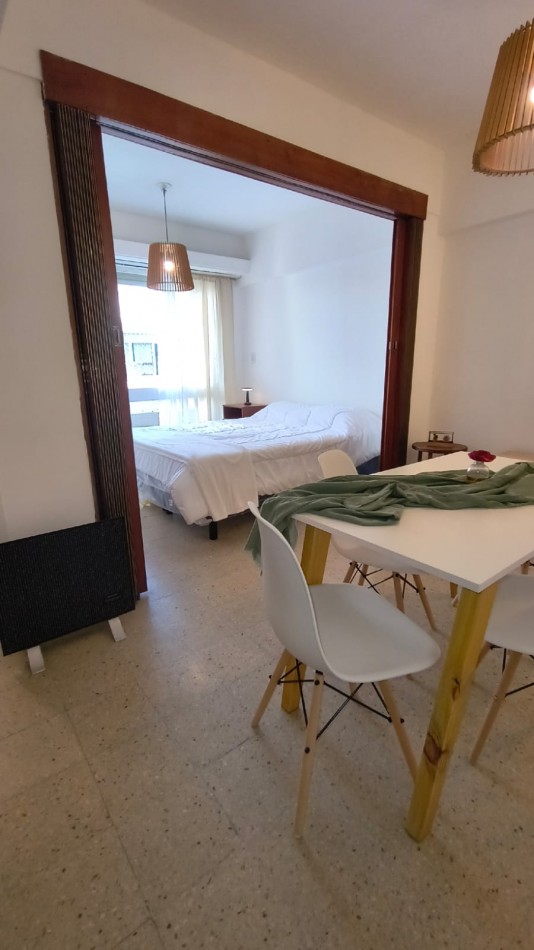 Departamento un ambiente a la calle con balcon saliente. Impecable estado. Amoblado