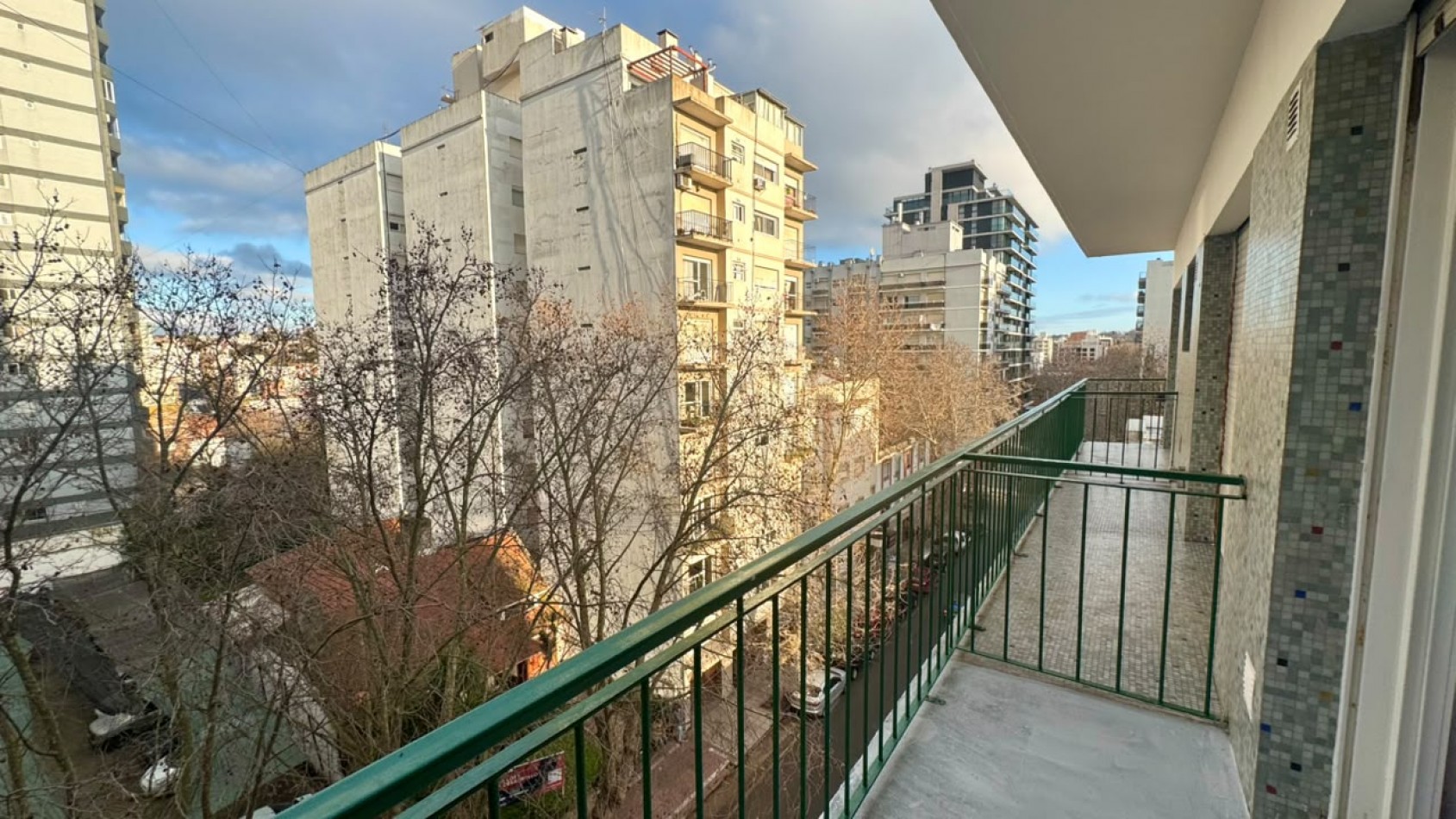 Departamento dos ambientes a la calle con balcon saliente. Reciclado y amoblado