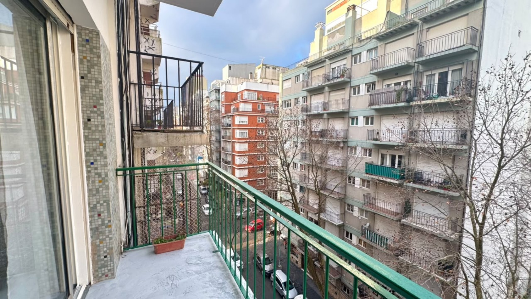 Departamento dos ambientes a la calle con balcon saliente. Reciclado y amoblado