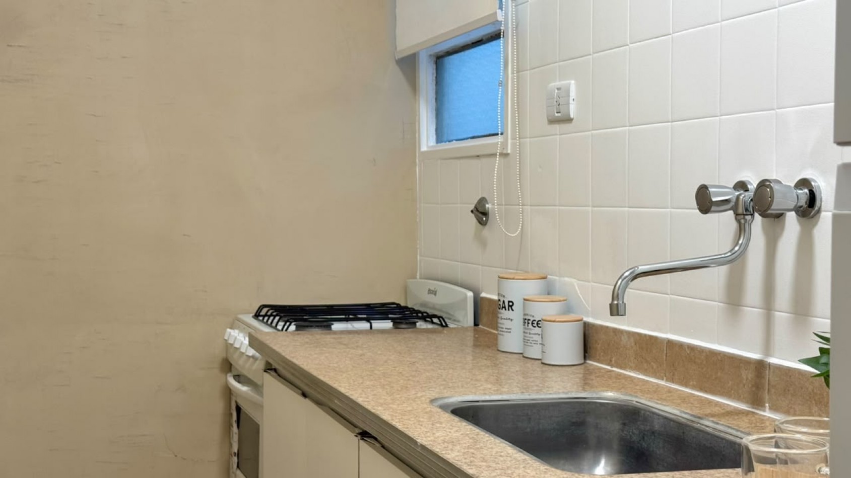 Departamento dos ambientes a la calle con balcon saliente. Reciclado y amoblado