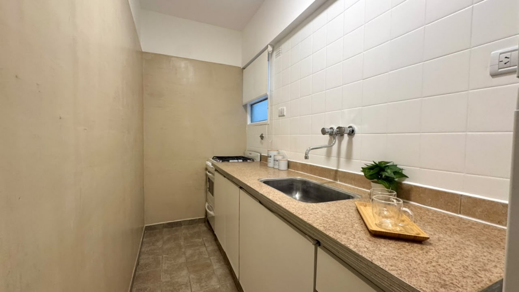 Departamento dos ambientes a la calle con balcon saliente. Reciclado y amoblado
