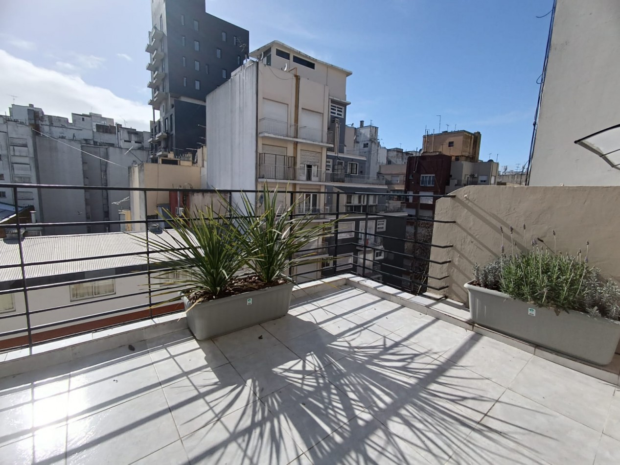 Departamento dos ambientes con dependencia a la calle con balcon aterrazado. Reciclado y amoblado.