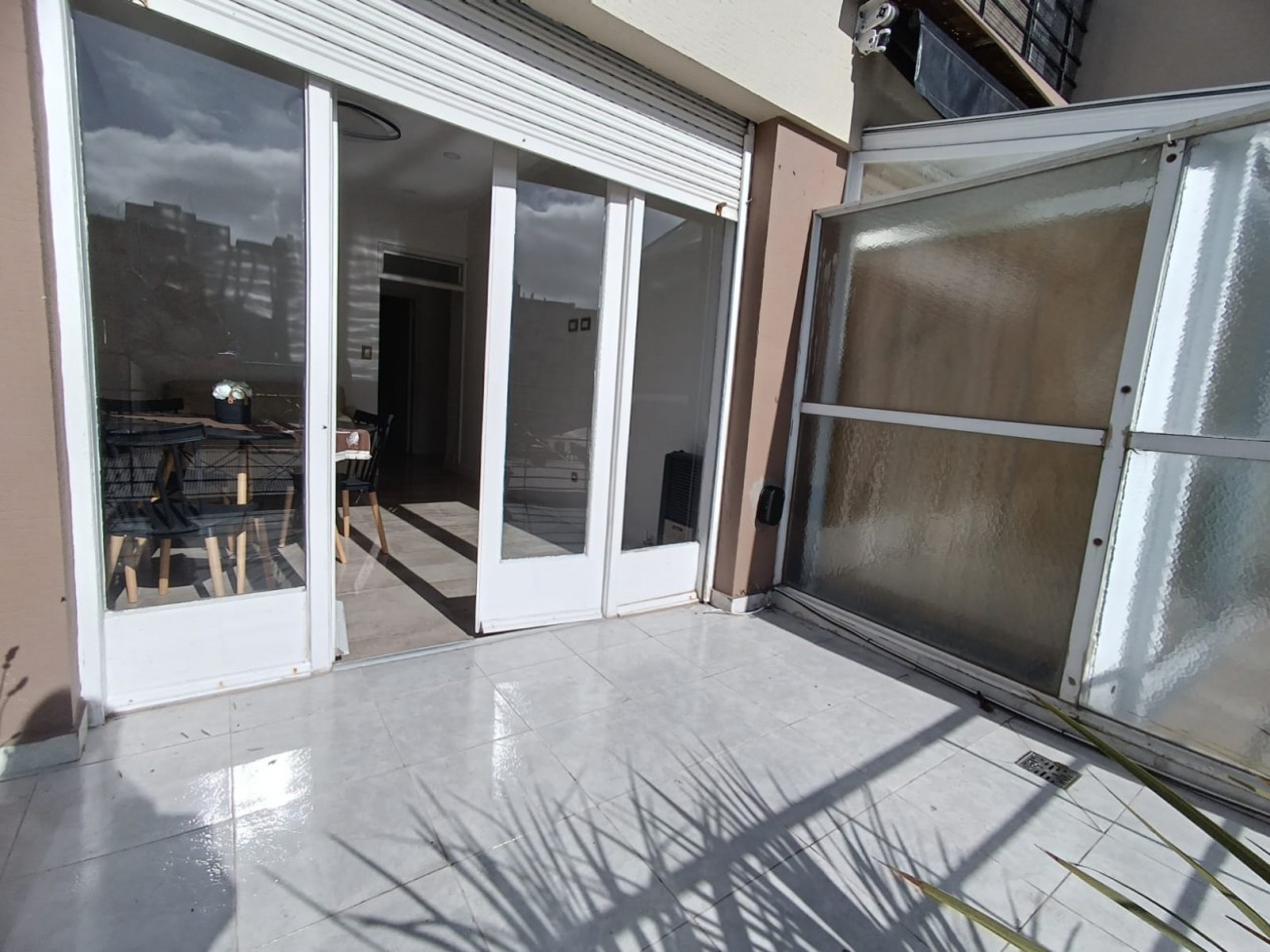 Departamento dos ambientes con dependencia a la calle con balcon aterrazado. Reciclado y amoblado.