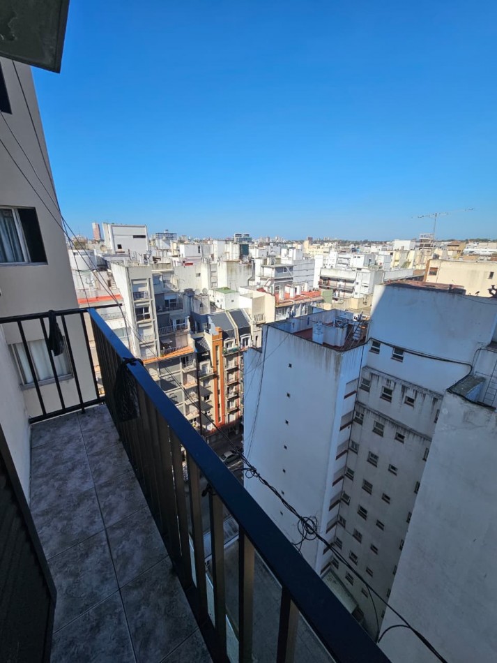 Departamento dos ambientes al lateral con balcon saliente, luminoso. Zona: Aldrey