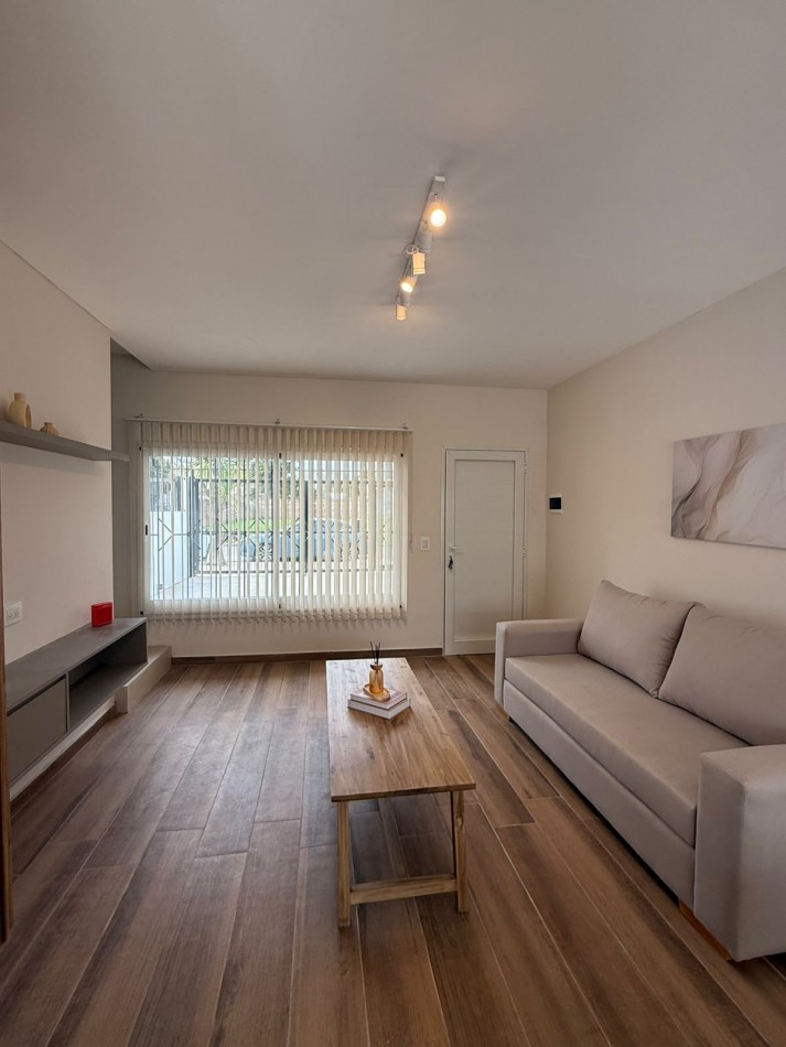 DUPLEX DE CUATRO AMBIENTES CON COCHERA PARA DOS AUTOS CHICOS. RECICLADO Y AMOBLADO.