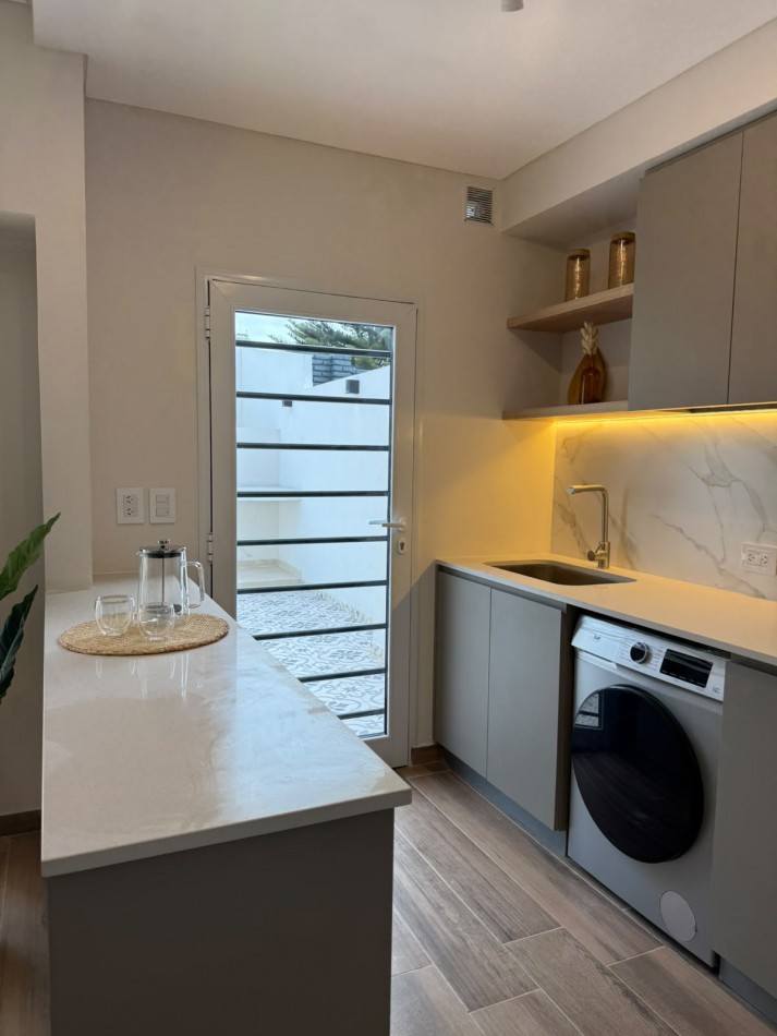 DUPLEX DE CUATRO AMBIENTES CON COCHERA PARA DOS AUTOS CHICOS. RECICLADO Y AMOBLADO.